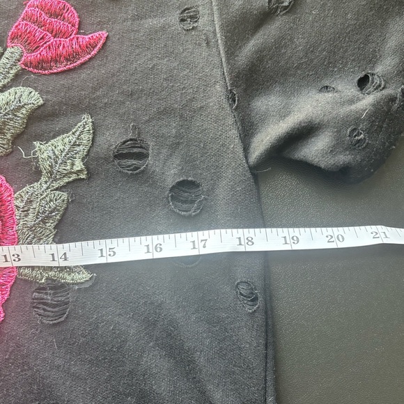 Women’s Local Lab Black Distressed T-Shirt Medium – Pink Rose Floral Appliqué Gr - Picture 6 of 6